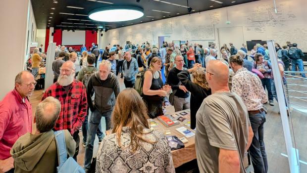 Tijdens de pauzes van de VLEN-dag 2024 ontmoeten vleermuisliefhebbers uit alle windstreken elkaar (bron: Niels de Zwarte)