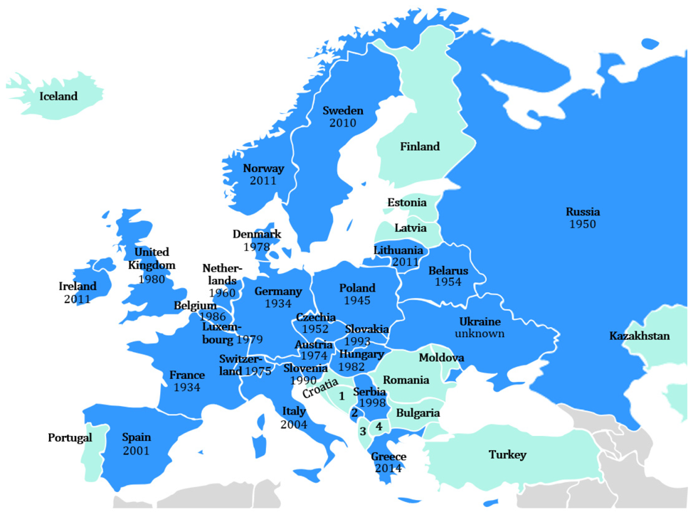 Europese verspreiding van wasberen (blauw: wasberen aangetroffen, lichtblauw geen wasberen aangetroffen, grijs: land buiten Europa, iet meegenomen). Het jaartal indiceert de eerste waarneming van wasbeer binnen dat land. (bron: Stope, 2023).