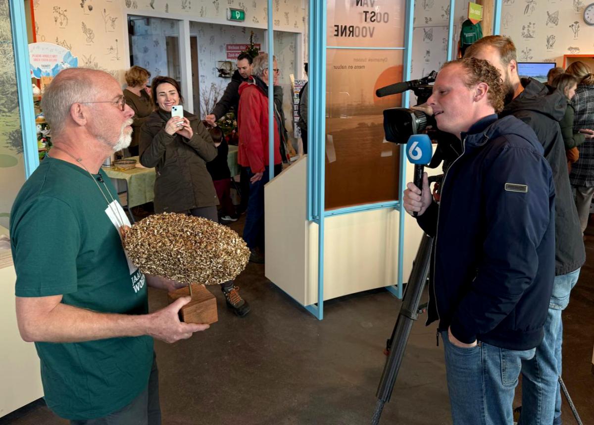 Jan Alewijn Dijkhuizen geeft een interview aan de pers over zijn winst van de Gouden Braakbal (bron: Annette Konijnendijk)
