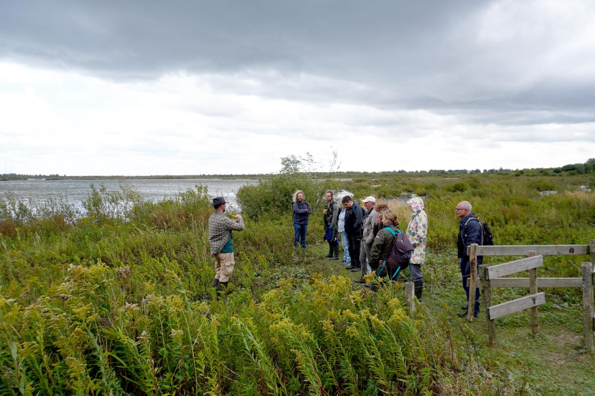 Wesley Overman verzorgde op Tiengemeten de excursie ‘muizenkeutels zoeken’ (bron: Eveline van der Jagt)