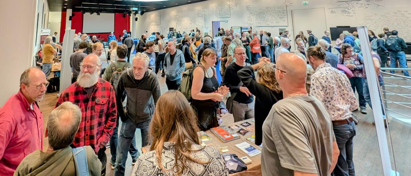 Tijdens de pauzes van de VLEN-dag 2024 ontmoeten vleermuisliefhebbers uit alle windstreken elkaar (bron: Niels de Zwarte)