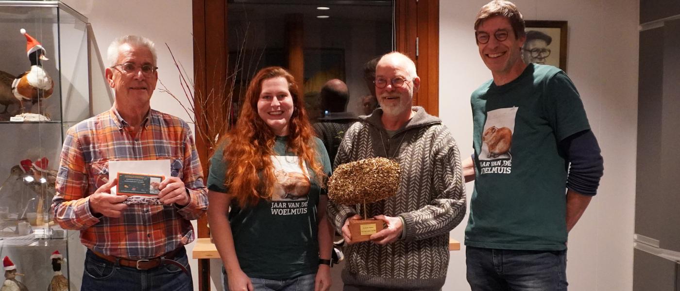 Jan Alewijn Dijkhuizen krijgt de Gouden Braakbal uitgereikt