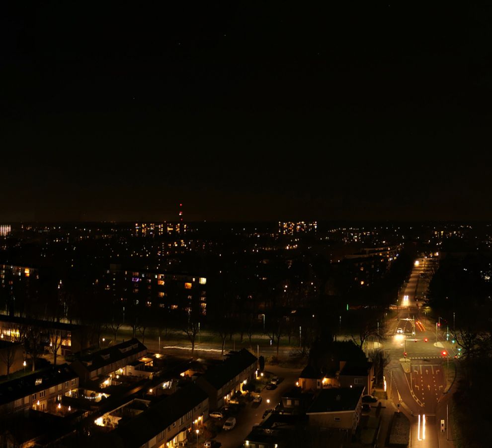 Overzicht over een stadswijk bij nacht